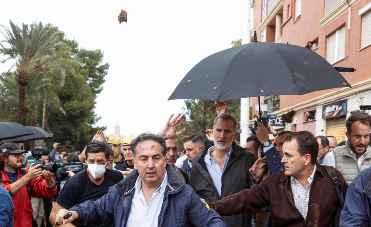 King Phillip VI gets mud thrown at him during a Valencia Spain visit